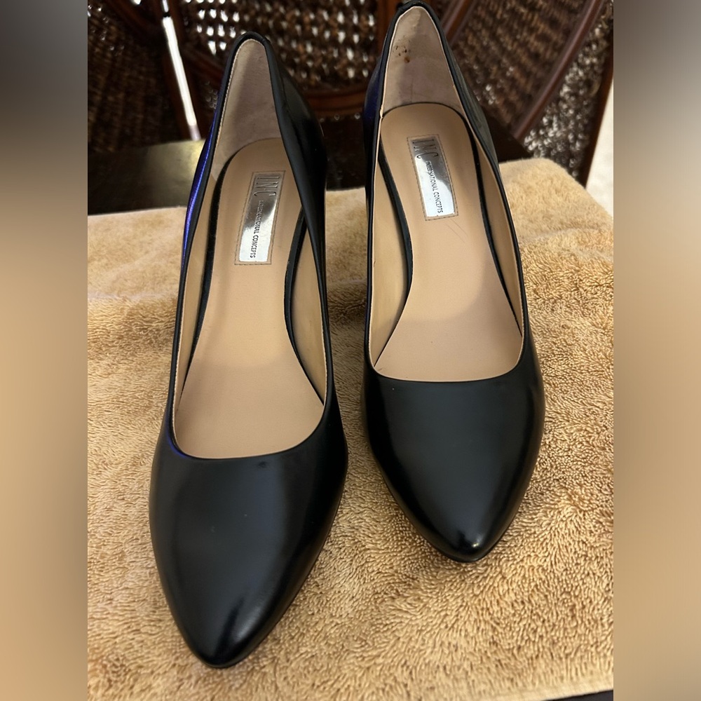 Black pumps